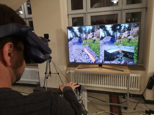 Dino-Streichelzoo im Metaversum alias Cyberspace alias Second Life: Neben der VR-Datenbrille sollen neue Mensch-Maschine-Schnittstellen auf Basis von „Fast“-Technologien wie hier für die Finger ein immersives Erlebnis in der virtuellen Realität (VR) ermöglichen