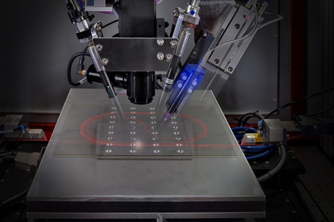 Automatisierte Messung von Lichtwellen­leitern in Glas gelingt
