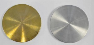 Abb. 10 ganz links: Proben für Versuchsreihe 2, Aluminiumlegierung (rechts) und Kupfer-Zink-Legierung (links) 