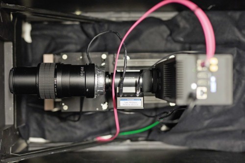 Abb. 4: Kamera mit Bildverstärker und Zoom-Objektiv. Das pinkfarbene Kabel schickt die Signale von bis zu 80 Millionen aktivierter Pixel pro Sekunde zur Datenauswertung an einen Hochleistungs-PC (Foto: Bernhard Ludewig/FRM II/TUM)