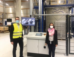 Jens Pulczynski und Diana Jenning vor der Stickstofftankanlage, die strengstens gesichert und technisch überwacht ist