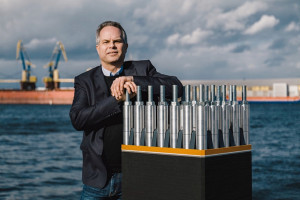 Abb. 4: Stefan Hoeller, CEO, zeigt eine kleine Wasserstoff-Elektrolyseur-Einheit
