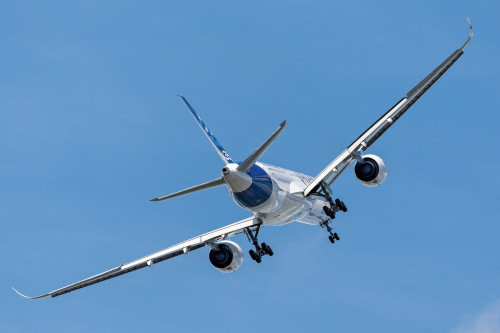 Auch im Airbus A350 sind Komponenten verbaut, deren Oberflächen in einer Decker Anlage behandelt wurden 