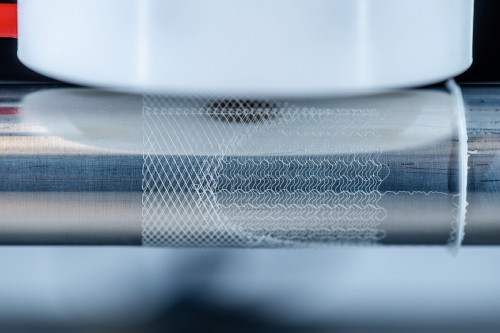 Melt Electrowriting ist ein vergleichsweise neuartiges additives Herstellungsverfahren, bei dem elektrische Hochspannung eingesetzt wird, um präzise Muster aus einer sehr dünnen Polymerfaser zu bilden. Ein Polymer wird erwärmt, geschmolzen und als flüssiger Strahl aus einem Druckkopf gepresst