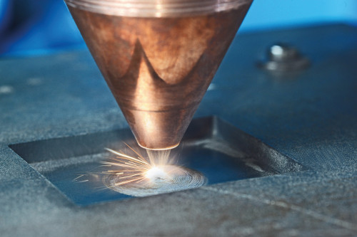 Bauteilverstärkung mit dem Laserauftragsschweißen nach der Laval-Methode. So wird die Lastaufnahme von Stahl- und Aluminiumblechen erhöht