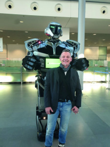 Mensch trifft Maschine ... aber hat Rolf Nagl (Anzeigenredaktion PLUS) mehr Angst vor dem Roboter als dieser vor ihm?