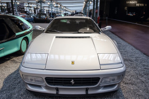 Ferrari Testarossa Die 1984 vom Designstudio Pininfarina entworfene Karosserie ist bis heute nur gering modifiziert. Unter dem Blech steckt ein Zwölfzylinder Mittelmotor mit fast fünf Litern Hubraum. Der Motor entwickelt 390 PS und beschleunigt das Auto auf 290 km/h 