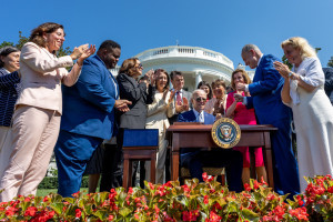 US-Präsident Joe Biden unterzeichnet kurz nach der Taiwan-Visite von Nancy Pelosi vor dem Weißen Haus demonstativ den ‚CHIPS and Science Act‘, der die US-Mikroelektronik wieder zu alter Größe führen soll