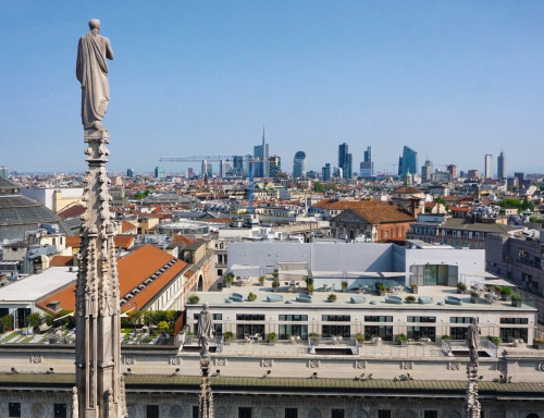 Säulenheiliger, der von den Zinnen des Duomo auf das moderne Mailand herabblickt (Foto: Robert Piterek)