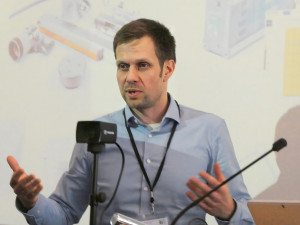 Roland Claus von Nordheim erläutert die Vorteile von digitalen Heizsystemen
