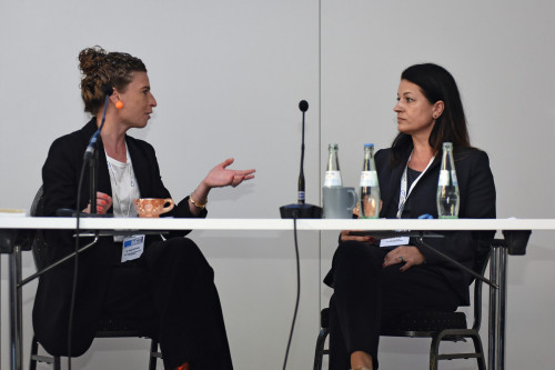 Dr. Sarah Schmitz (links), Delta Engineering Chemistry GmbH und Astrid Krug (Rechts), C + C Krug GmbH, stellten eine neue Gestellisolierung mit Plastinol vor