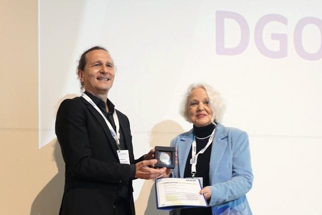 Dr. Martin Metzner überreichte Patricia Preikschat die DGO-Plakette für ihr Engagement für Branche und DGO