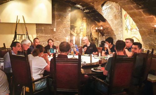 Rege Diskussionen auch beim Abendessen im Dresdener Sophienkeller (Foto: EFDS e.V.)