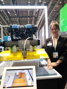 Valeska Cherewko, Fraunhofer IGP, und ihr Roboter zur Unterwasserbeschichtung mit Pinseltechnologie