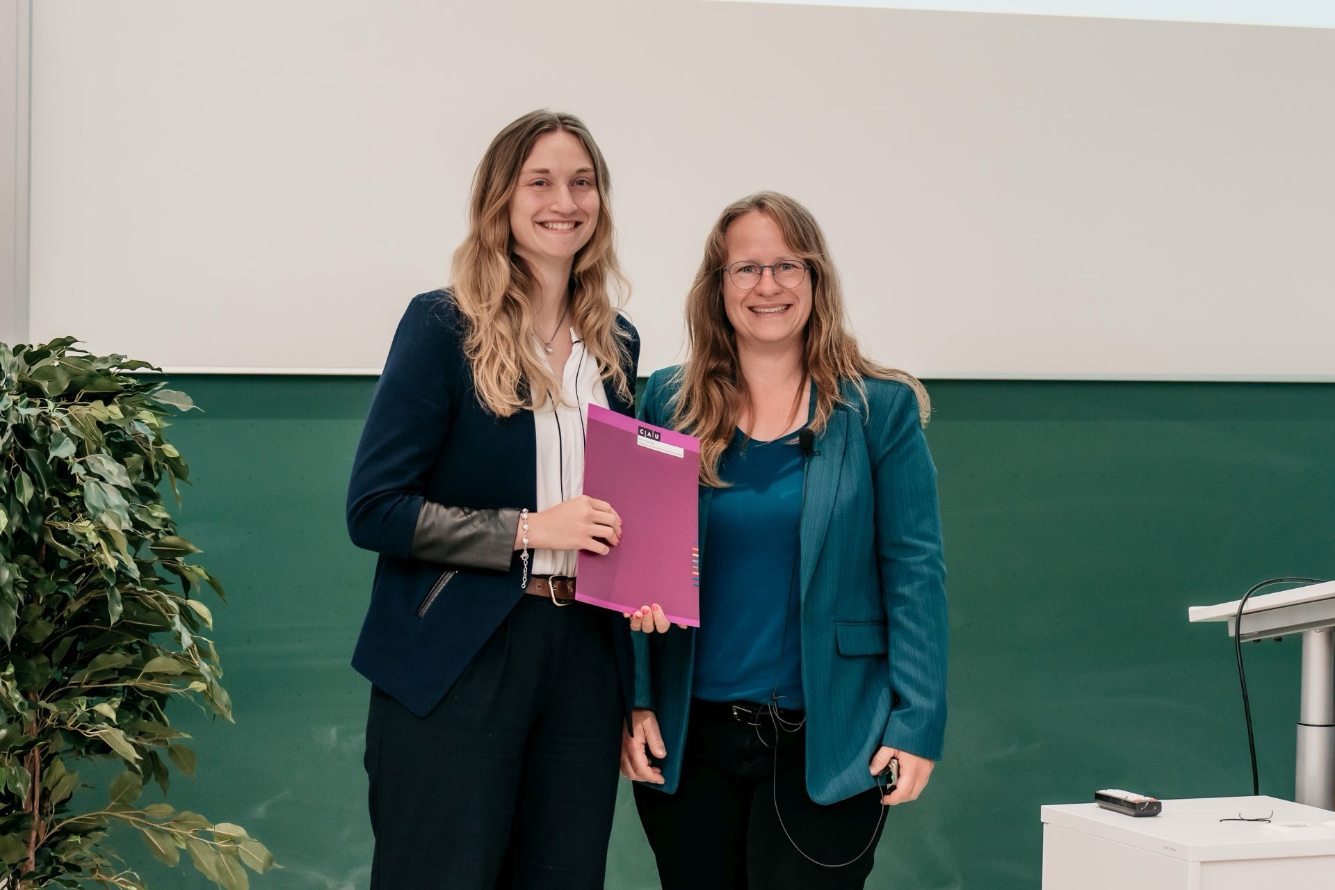 Preisträgerin Lucie Bangert mit Frau Prof. Martina Gerken, Dekanin der Technischen Fakultät der Uni Kiel.