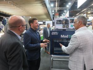 Geschäftsführer Thomas Kürschner erklärt Besuchern den ModSpot– eine der wenigen echten Messeneuheiten